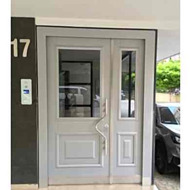 Apartman kapısı metalik